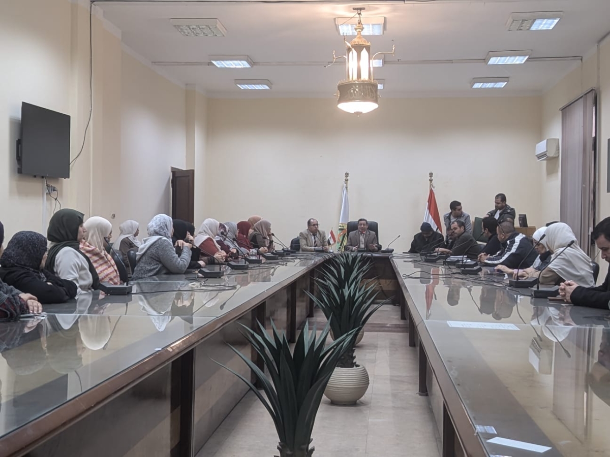 توجيهات الاستاذ الدكتور محمد منصور عميد الكلية  خلال اجتماعه مع السادة العاملين بالكلية